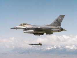 F-16 lanzando una bomba GBU-12 guiada por Lбser