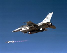 Un F-16 biplaza disparando un AGM-88 HARM (High-speed Anti-Radiation Missile)