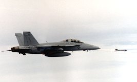 Un F/A-18 disparando un misil Sidewinder