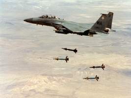 Un F-15E 'Strike Eagle' lanzando 4 bombas GBU-12
