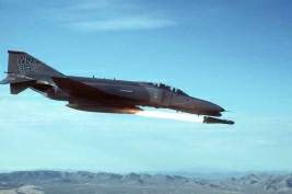 Un F-4 disparando un misil AGM-65 'Maverick'