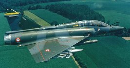 Un Mirage 2000-5B biplaza con un esquema de pintura acorde al terreno.