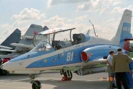 Un MiG-AT en la exposiciуn MAKS 2001 (AirShow), Rusia. Estб equipado con un pod UPK-23-250