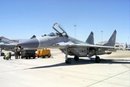 Un MiG-29 alemбn apostado en la base aйrea norteamericana de Nellis, Nevada