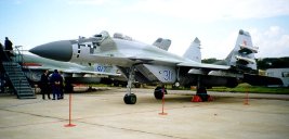 Un MiG-29K, versiуn naval del 'Fulcrum', en la exposiciуn MAKS '99 (AirShow), Rusia