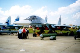 Un Su-32FN en la exposiciуn MAKS '99 (AirShow), Rusia