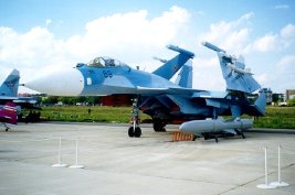 Un Su-33 en la exposiciуn MAKS '99 junto a un misil P-800 'Yakhont'
