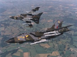 Un par de Tornados de la RAF armados cada uno con 7 misiles ALARM